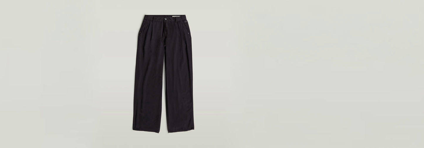 Pantalones Pleated Chino en color negro, con diseño plisado y ajuste recto, ideales para un estilo sofisticado.