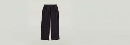 Pantalones Pleated Chino en color negro, con diseño plisado y ajuste recto, ideales para un estilo sofisticado.