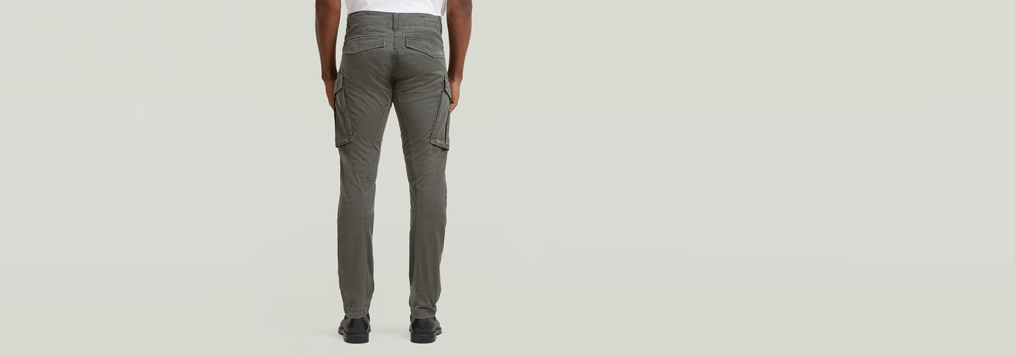Pantalones Rovic Zip 3D Regular Tapered vistos desde atrás, con detalles de costura y bolsillo.