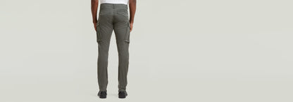Pantalones Rovic Zip 3D Regular Tapered vistos desde atrás, con detalles de costura y bolsillo.