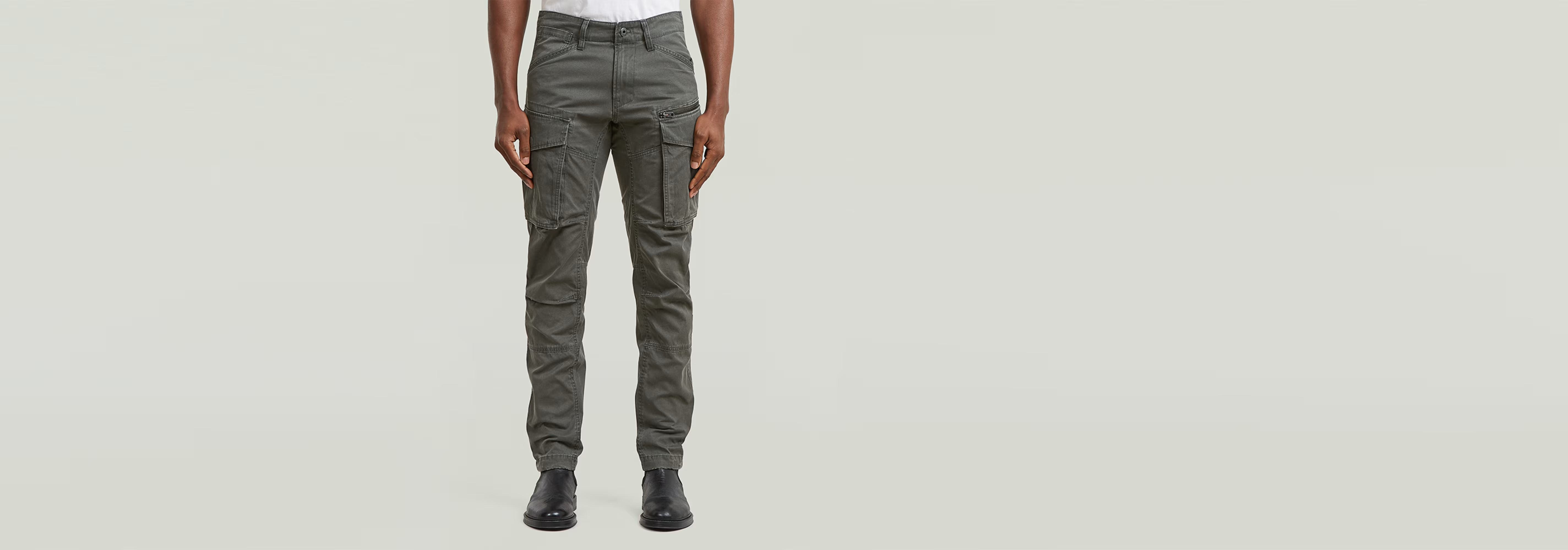 Pantalones Rovic Zip 3D Regular Tapered en color gris oscuro, con diseño de corte regular y detalles de ajuste.