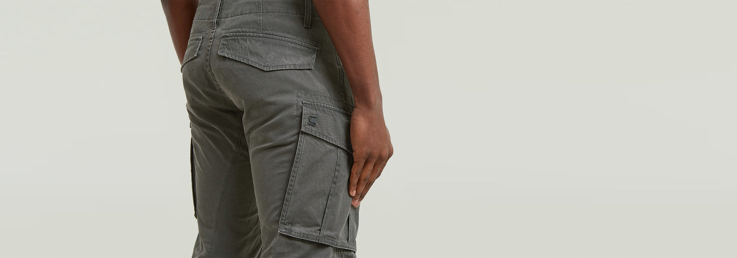 Pantalones Rovic Zip 3D Regular Tapered, vista trasera mostrando detalles de bolsillos y ajuste.