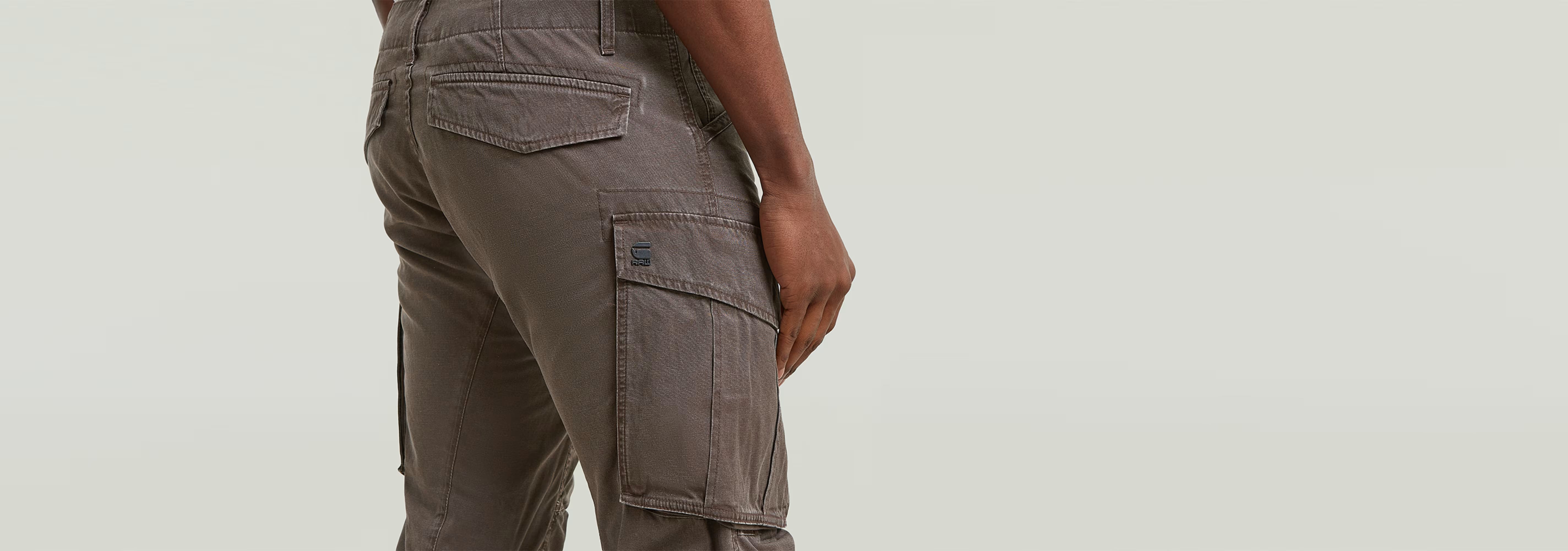 Pantalones Rovic Zip 3D Regular Tapered, vista trasera, con diseño de bolsillo y ajuste regular.