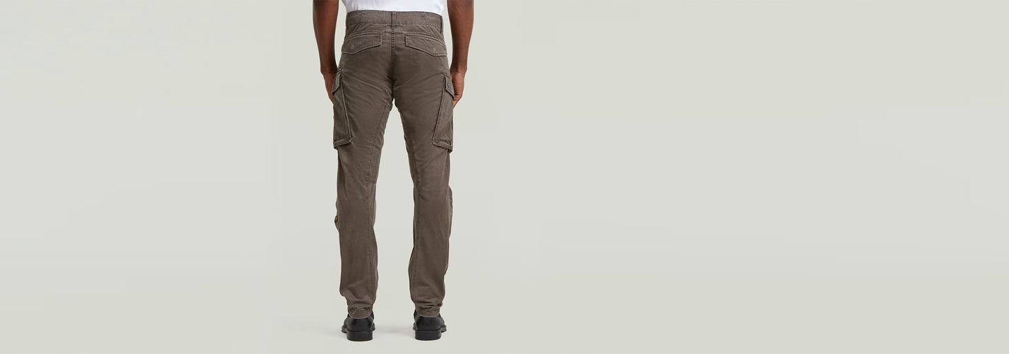 Pantalones Rovic Zip 3D Regular Tapered vistos desde atrás en un fondo minimalista.