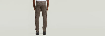 Pantalones Rovic Zip 3D Regular Tapered vistos desde atrás en un fondo minimalista.