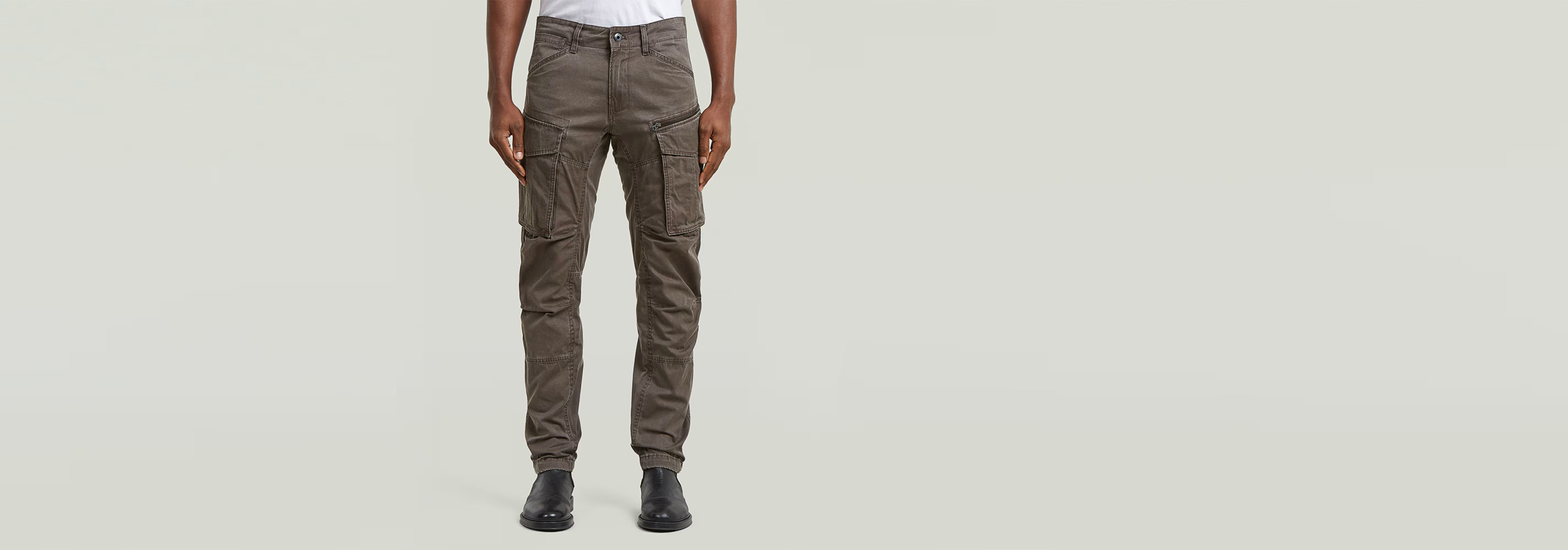 Pantalones Rovic Zip 3D Regular Tapered en color marrón con pernera ajustada y múltiples bolsillos.