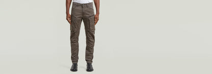 Pantalones Rovic Zip 3D Regular Tapered en color marrón con pernera ajustada y múltiples bolsillos.