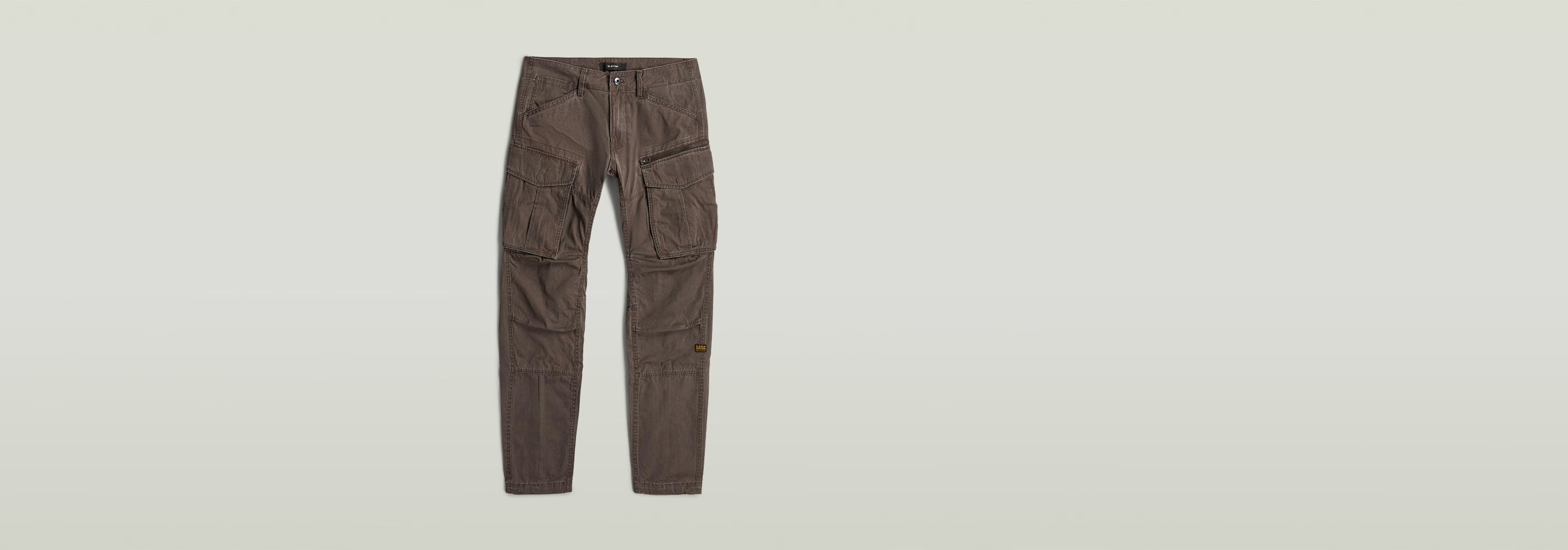 Pantalones Rovic Zip 3D Regular Tapered en color marrón con múltiples bolsillos y ajuste tapered.