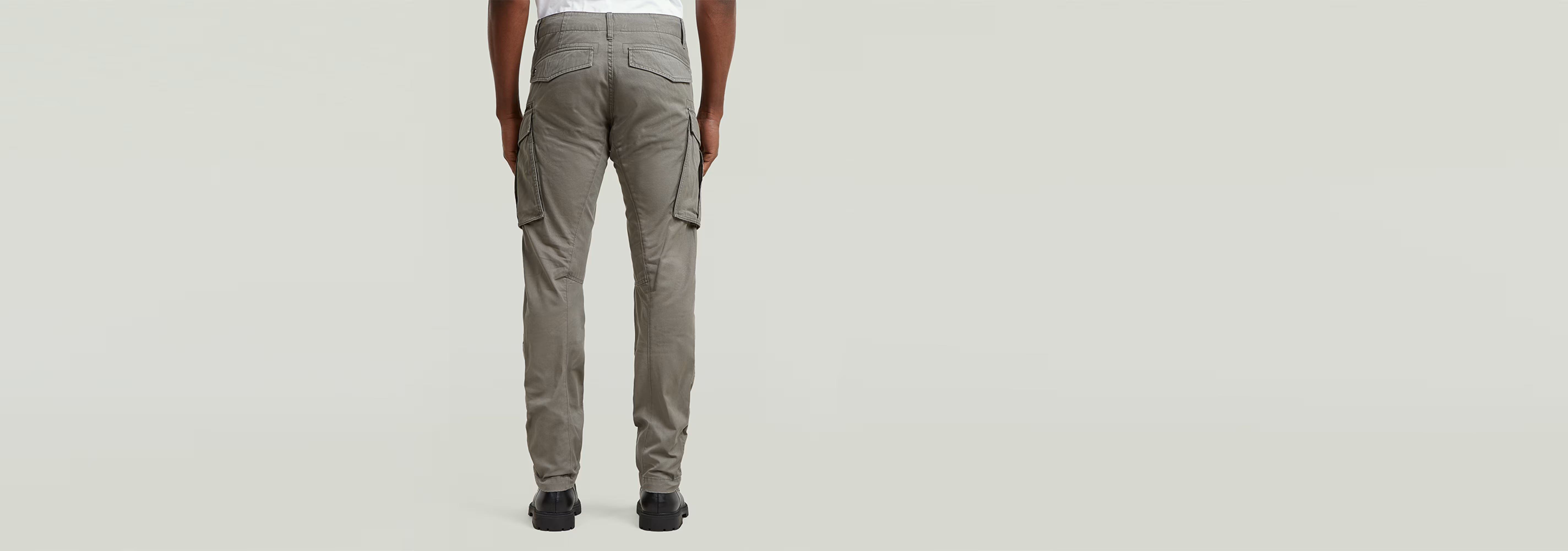 Pantalones Rovic Zip 3D Regular Tapered vista trasera en color gris con detalles de costura.