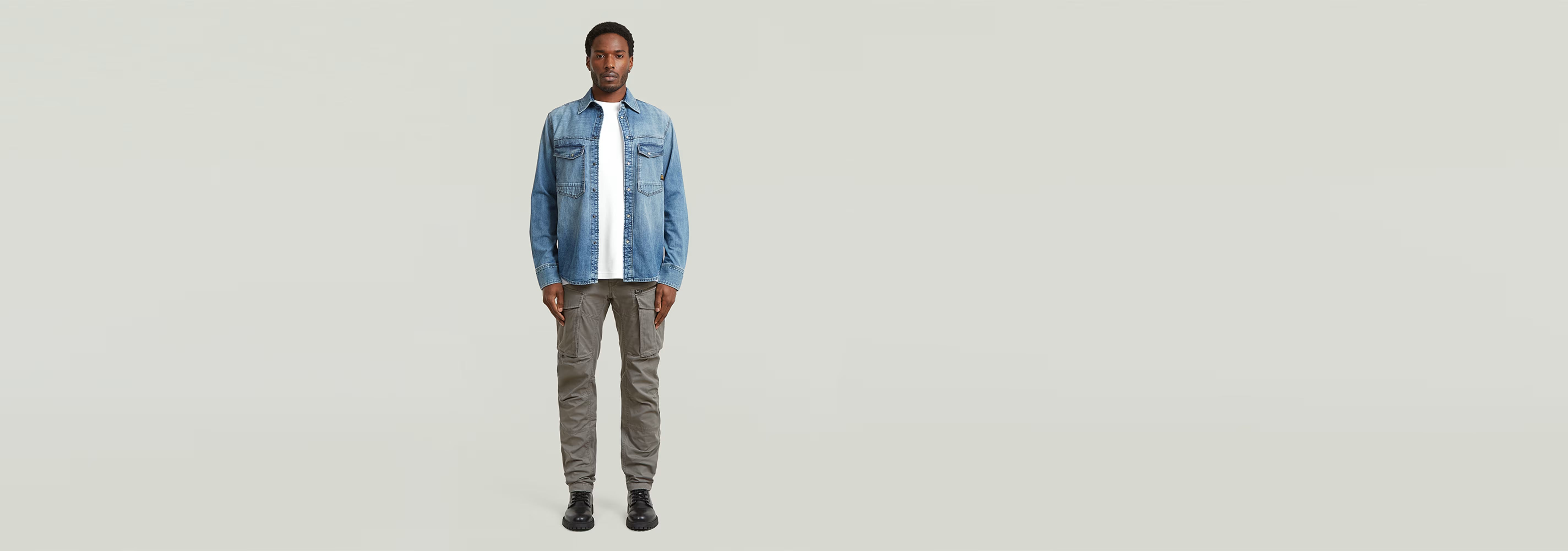 Modelo vistiendo Pantalones Rovic Zip 3D Regular Tapered en ambiente neutro.
