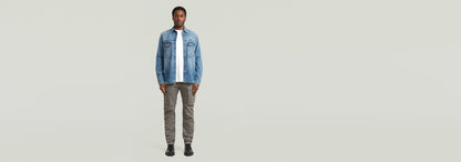 Modelo vistiendo Pantalones Rovic Zip 3D Regular Tapered en ambiente neutro.