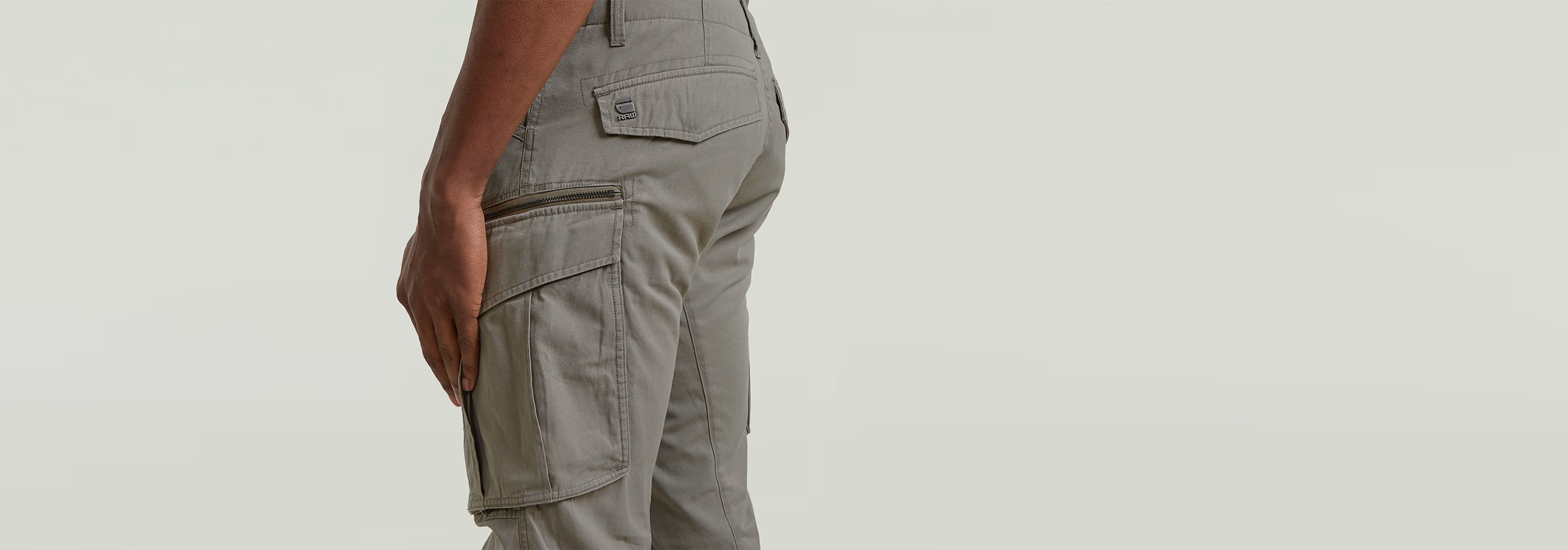 Pantalones Rovic Zip 3D Regular Tapered vista lateral con bolsillos y detalles modernos.