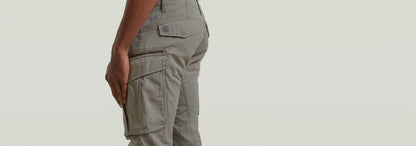 Pantalones Rovic Zip 3D Regular Tapered vista lateral con bolsillos y detalles modernos.