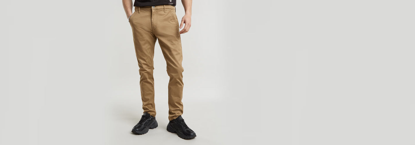 Pantalones Skinny Chino 3.0 con diseño de corte pitillo y bolsillos ocultos en un fondo neutro.