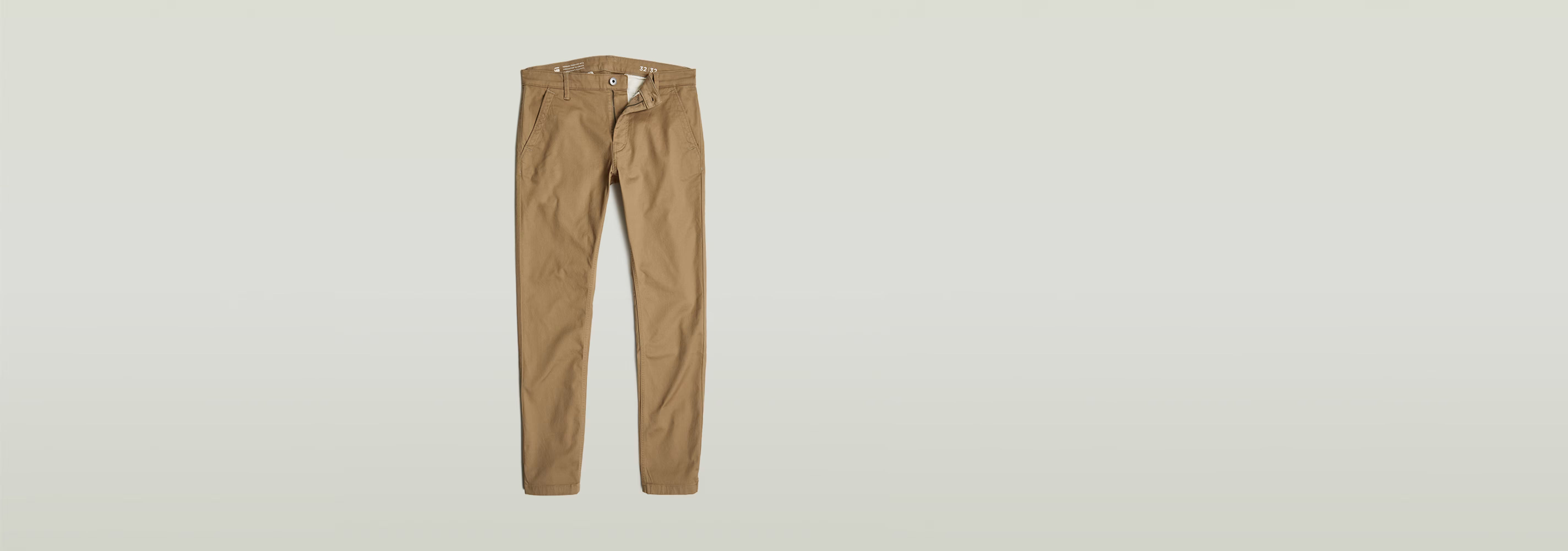Pantalones Skinny Chino 3.0, diseño de corte pitillo en color beige con bolsillos y bragueta de cremallera.