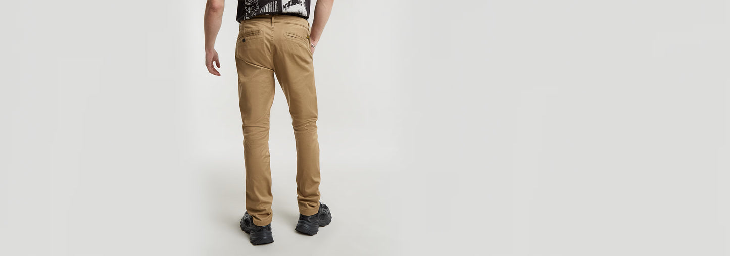 Pantalones Skinny Chino 3.0 en color beige, vista posterior, con diseño de corte pitillo y detalles distintivos.