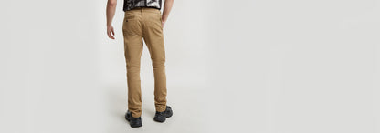 Pantalones Skinny Chino 3.0 en color beige, vista posterior, con diseño de corte pitillo y detalles distintivos.