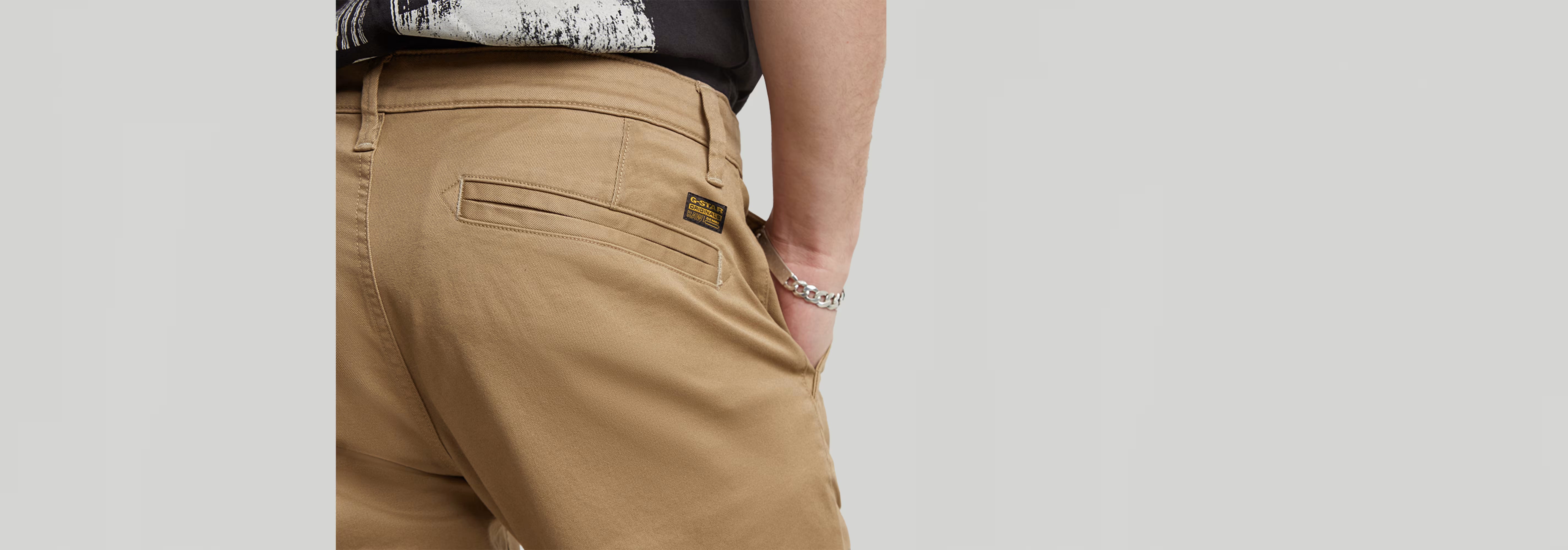 Pantalones Skinny Chino 3.0 mostrando detalle de bolsillo trasero con etiqueta de G-Star Originals.