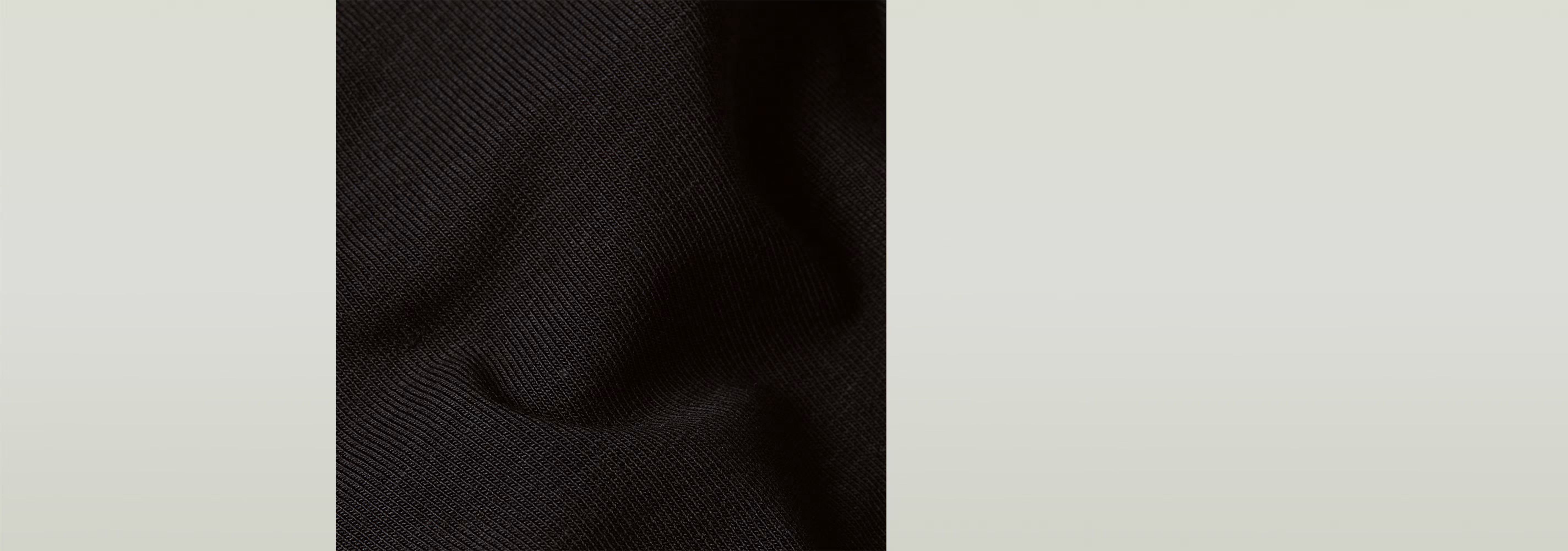 Paquete De Tres Braguitas - Muestra de tejido negro, suave y elástico, ideal para la comodidad y sujeción.
