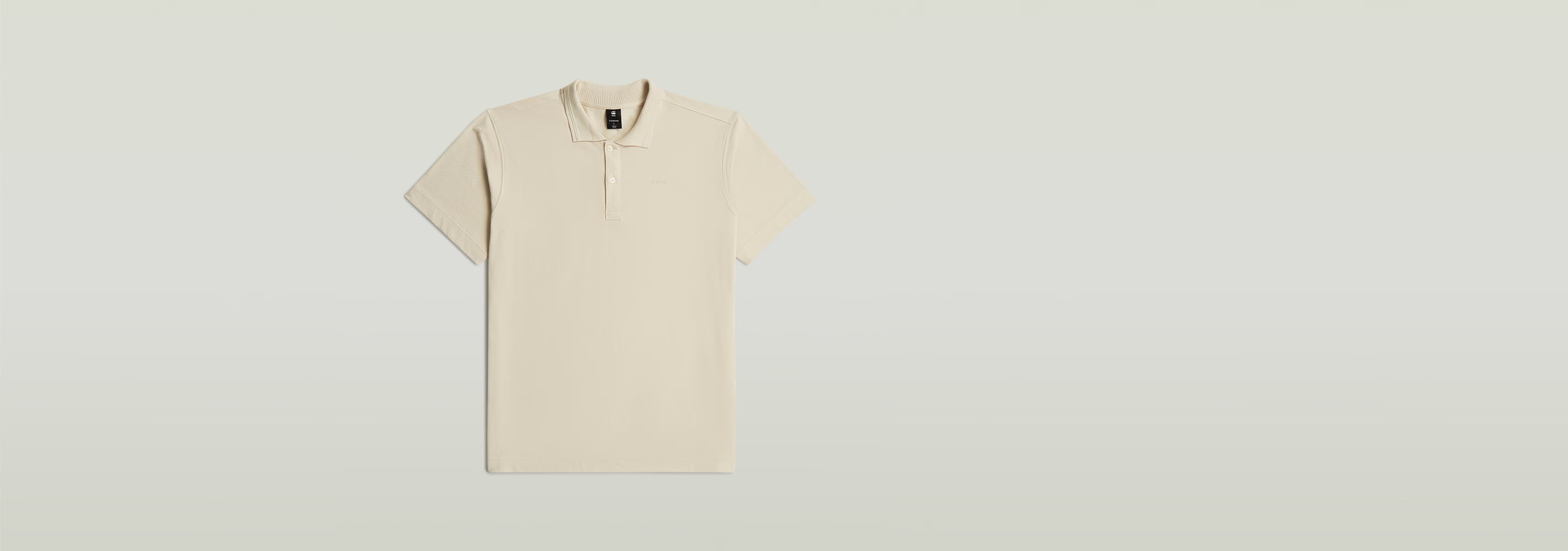 Polo Core Regular en color beige, con diseño clásico de polo y cierre de botones, fabricado en 100% algodón ecológico.