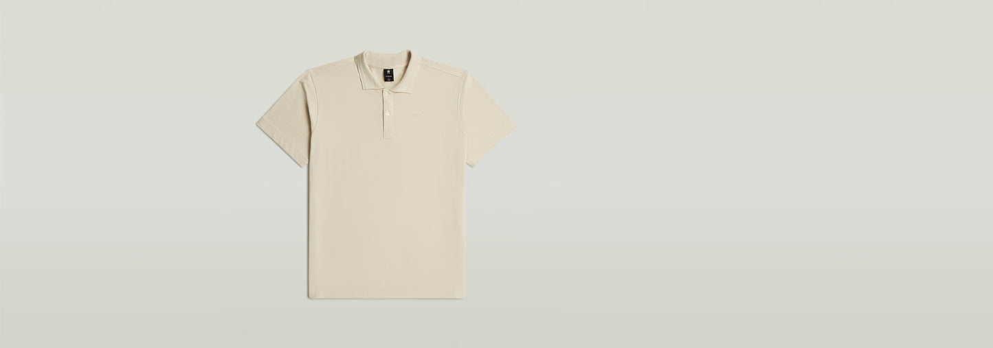 Polo Core Regular en color beige, con diseño clásico de polo y cierre de botones, fabricado en 100% algodón ecológico.