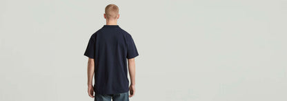 Hombre de espaldas vistiendo el Polo Core Regular Jacquard en color navy, mostrando su corte regular y diseño clásico.