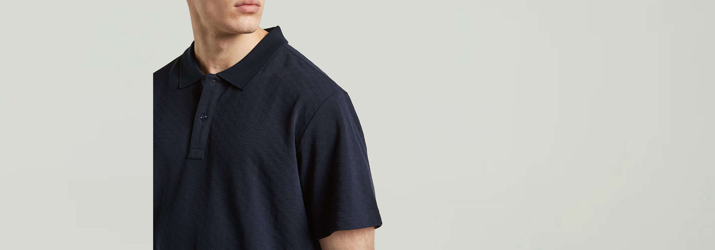 Polo Core Regular Jacquard en color negro, con diseño clásico y patrón jacquard. Perfecto para cualquier armario.