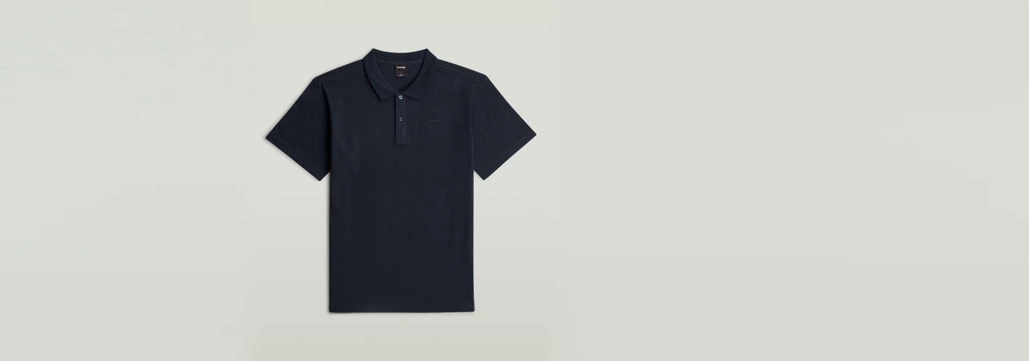 Polo Core Regular Jacquard en color azul marino con corte regular y cierre de botones.