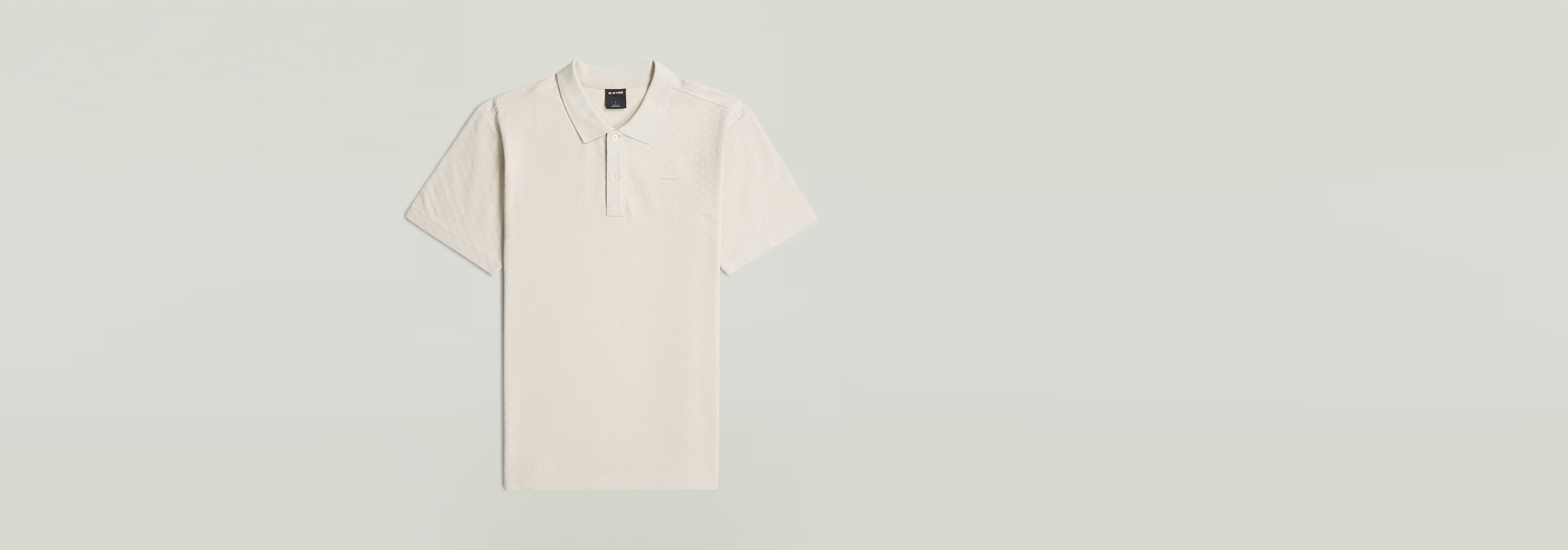 Polo Core Regular Jacquard en color blanco, con cierre de botones y diseño clásico de polo.