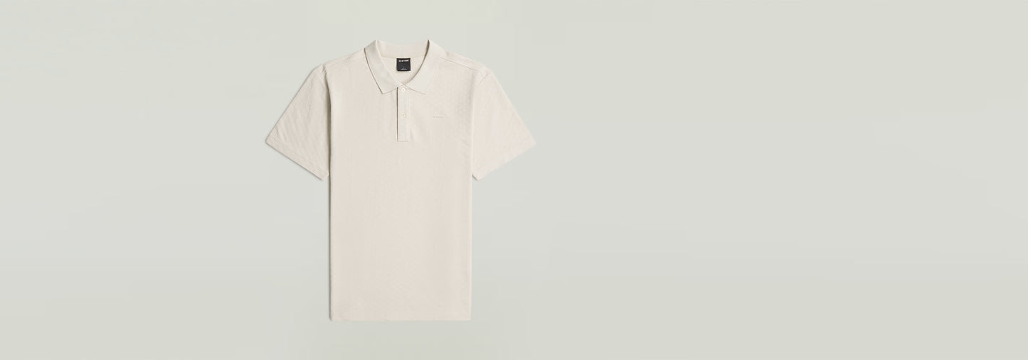 Polo Core Regular Jacquard en color blanco, con cierre de botones y diseño clásico de polo.