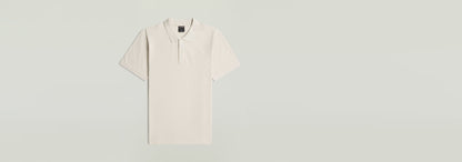 Polo Core Regular Jacquard en color blanco, con cierre de botones y diseño clásico de polo.