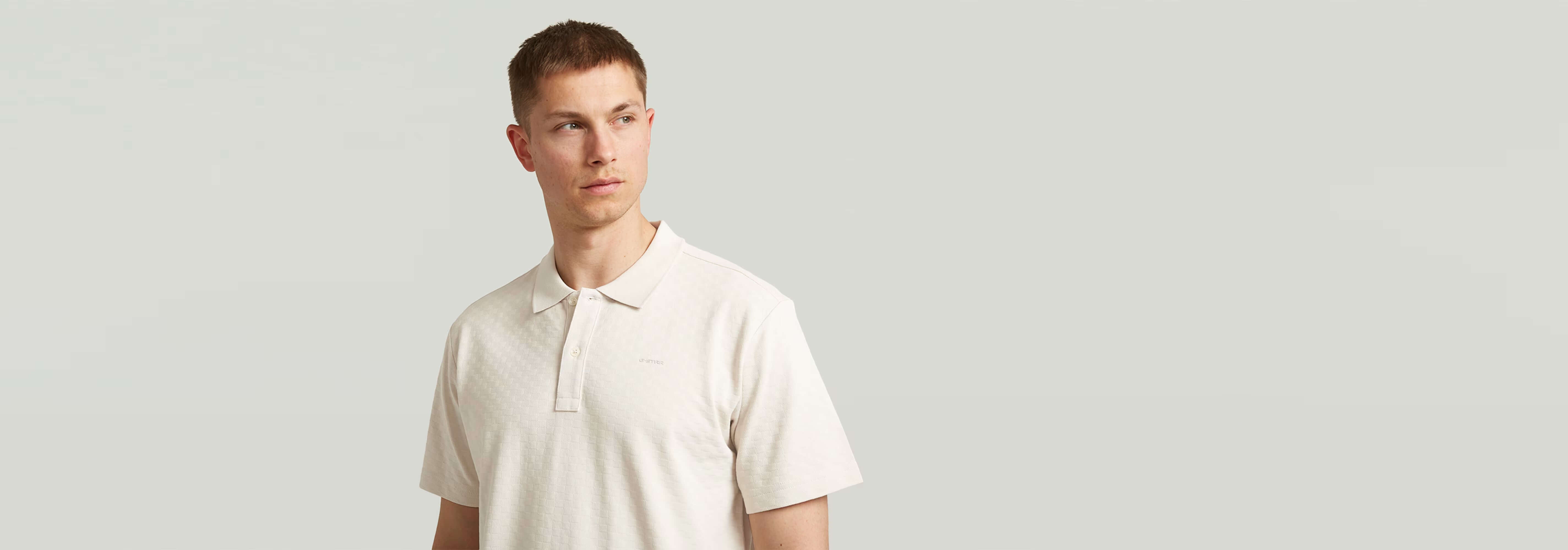 Modelo masculino vistiendo Polo Core Regular Jacquard en color claro, con diseño clásico y corte regular.