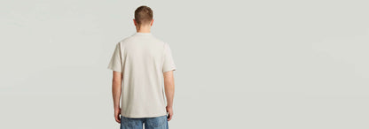 Polo Core Regular Jacquard visto desde atrás, con diseño clásico y cómodo fabricado en algodón ecológico.