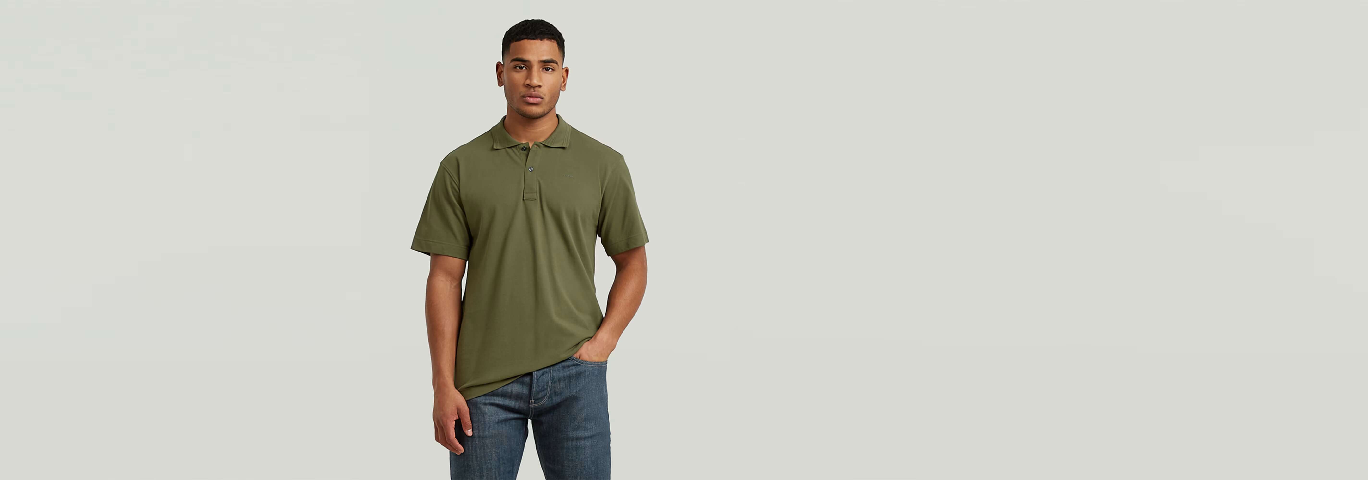 Modelo masculino vistiendo Polo Core Regular en color verde oliva frente a fondo claro.