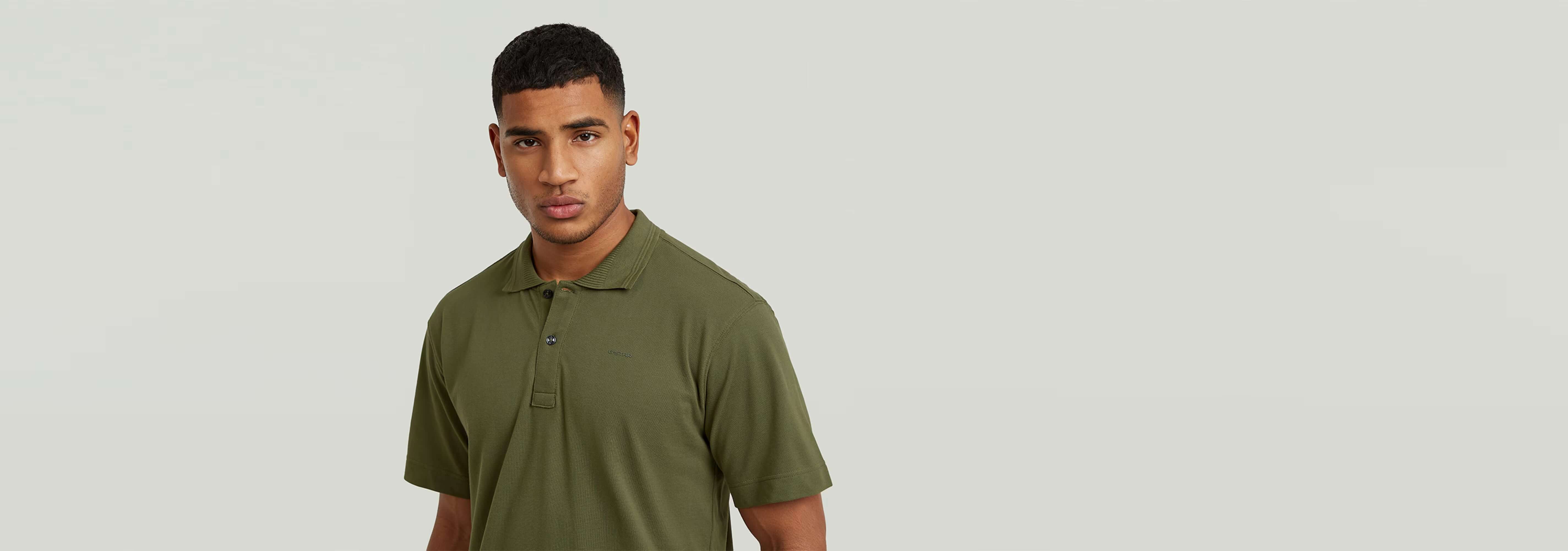Modelo masculinos vistiendo Polo Core Regular en color verde, con diseño clásico y cierre de botones.