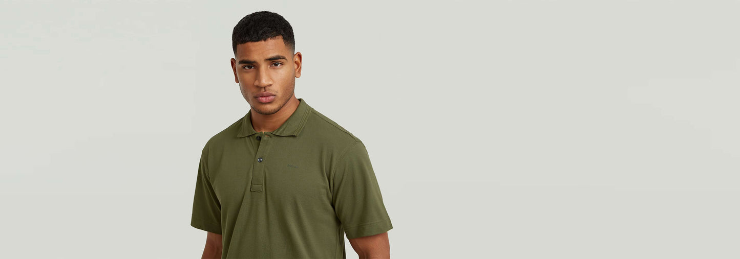 Modelo masculinos vistiendo Polo Core Regular en color verde, con diseño clásico y cierre de botones.