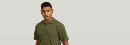 Modelo masculinos vistiendo Polo Core Regular en color verde, con diseño clásico y cierre de botones.