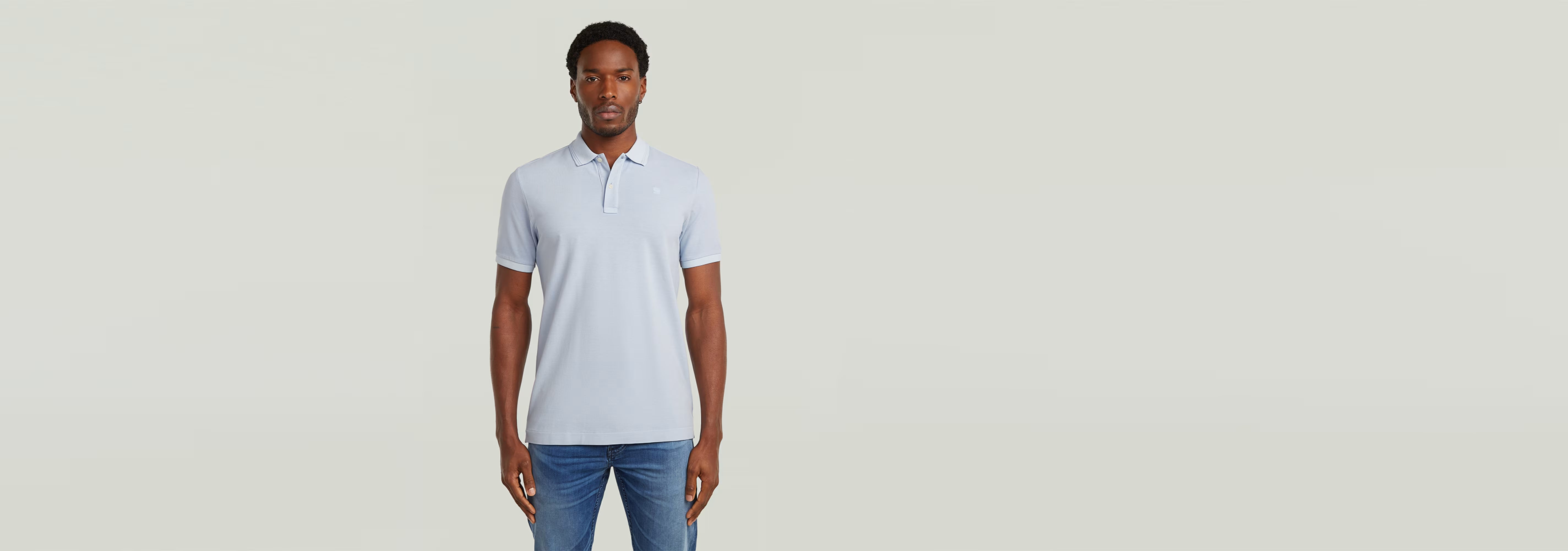 Polo Dunda Overdyed Slim modelo con corte ajustado en color azul claro, uso de algodón ecológico.