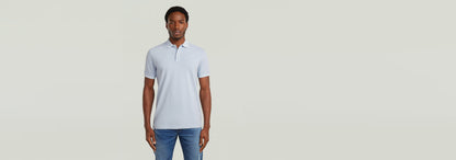 Polo Dunda Overdyed Slim modelo con corte ajustado en color azul claro, uso de algodón ecológico.
