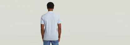 Hombre de espaldas vistiendo Polo Dunda Overdyed Slim color claro, destacando el diseño elegante y moderno.