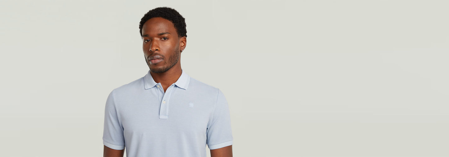 Polo Dunda Overdyed Slim en color azul claro, corte ajustado y cierre de botones, con un acabado único.