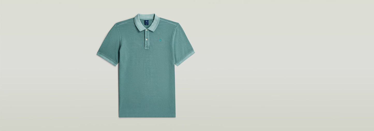 Polo Dunda Overdyed Slim en color verde claro, con corte ajustado y cierre de polo auténtico.