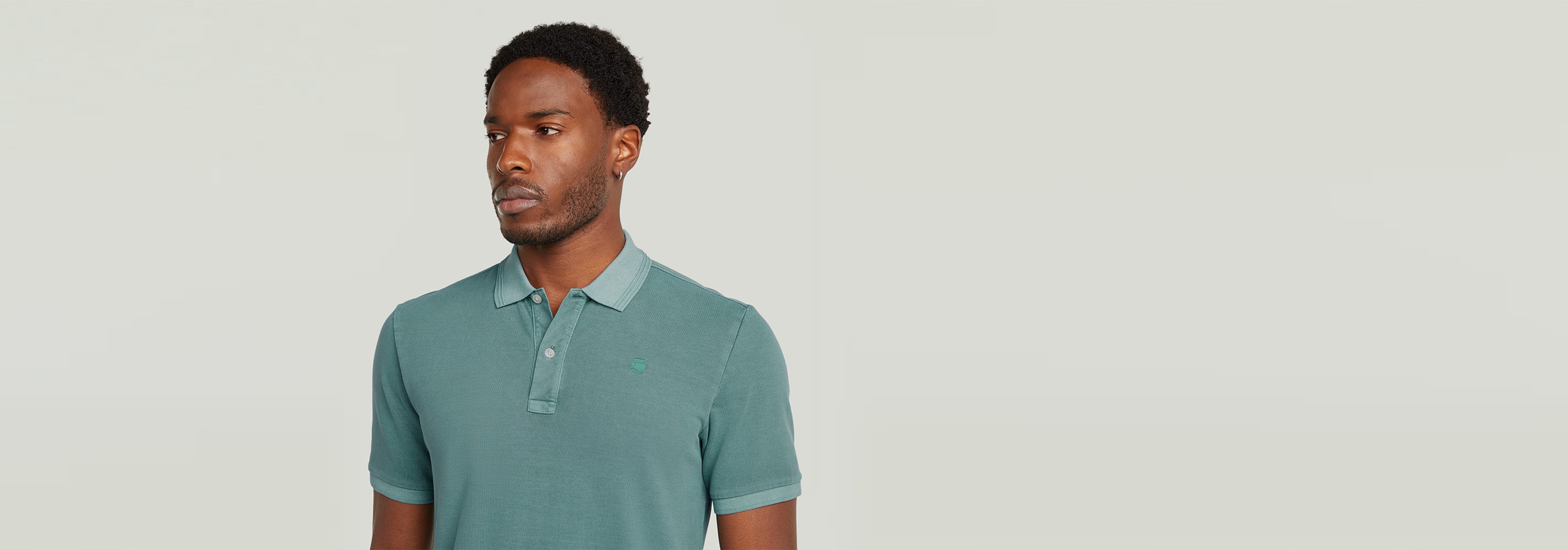 Hombre luciendo un Polo Dunda Overdyed Slim de corte ajustado y color intenso.