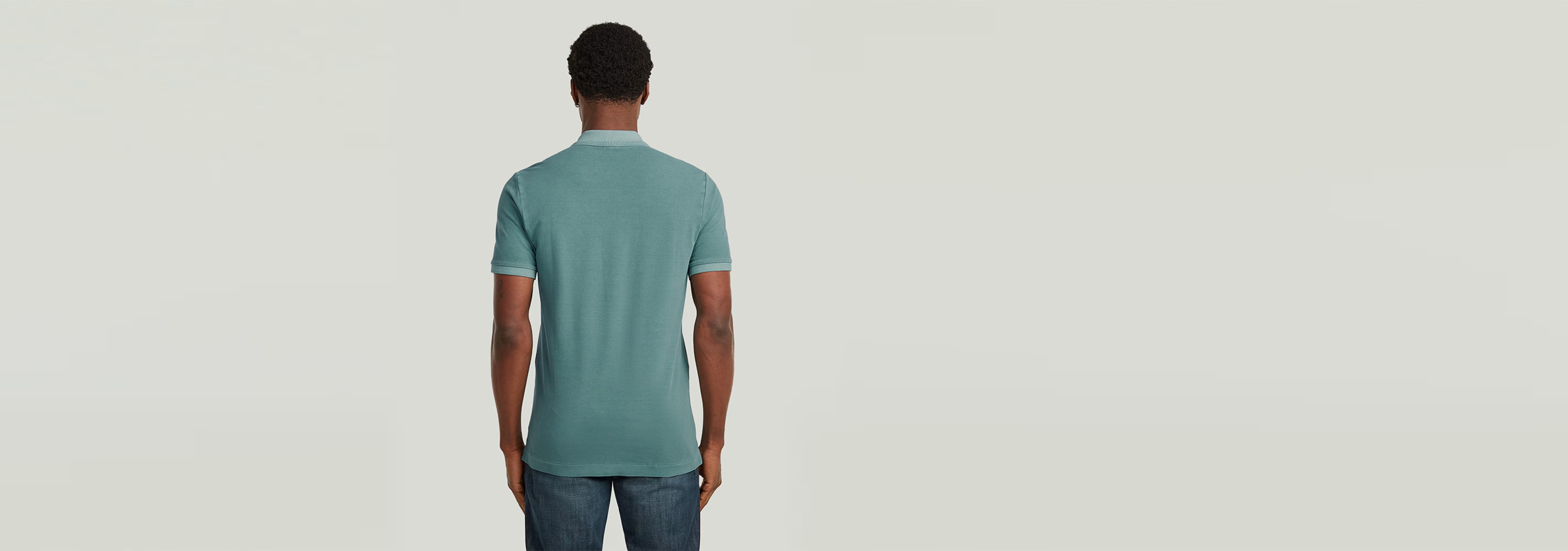 Polo Dunda Overdyed Slim visto desde atrás, con un corte ajustado y en color sobreteñido.