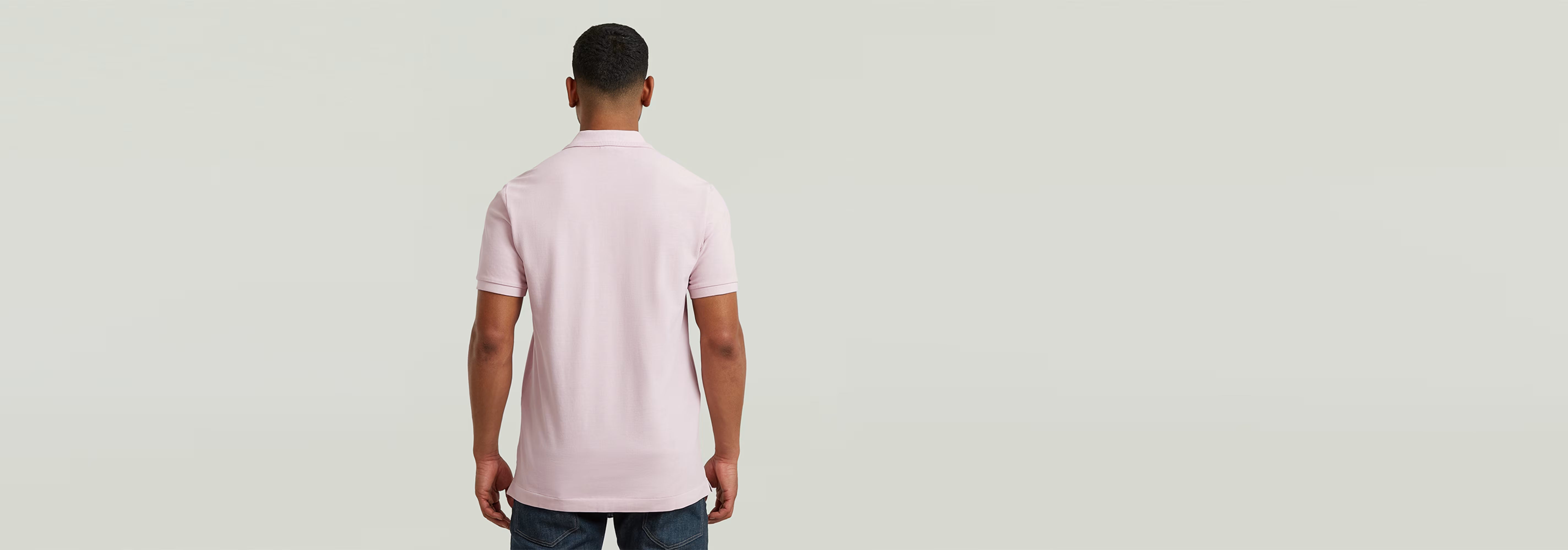 Polo Dunda Overdyed Slim visto desde atrás, diseño clásico en color rosa, ideal para un look casual.