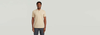 Polo Dunda Slim en color beige, con cuello acanalado y cierre de botones para un look clásico y moderno.