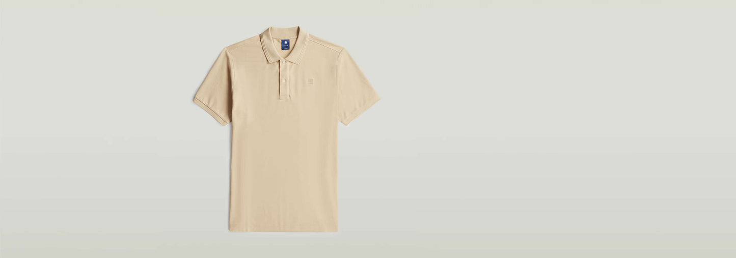 Polo Dunda Slim de color beige con diseño clásico y cuello acanalado, ideal para ocasiones casuales.