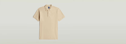 Polo Dunda Slim de color beige con diseño clásico y cuello acanalado, ideal para ocasiones casuales.