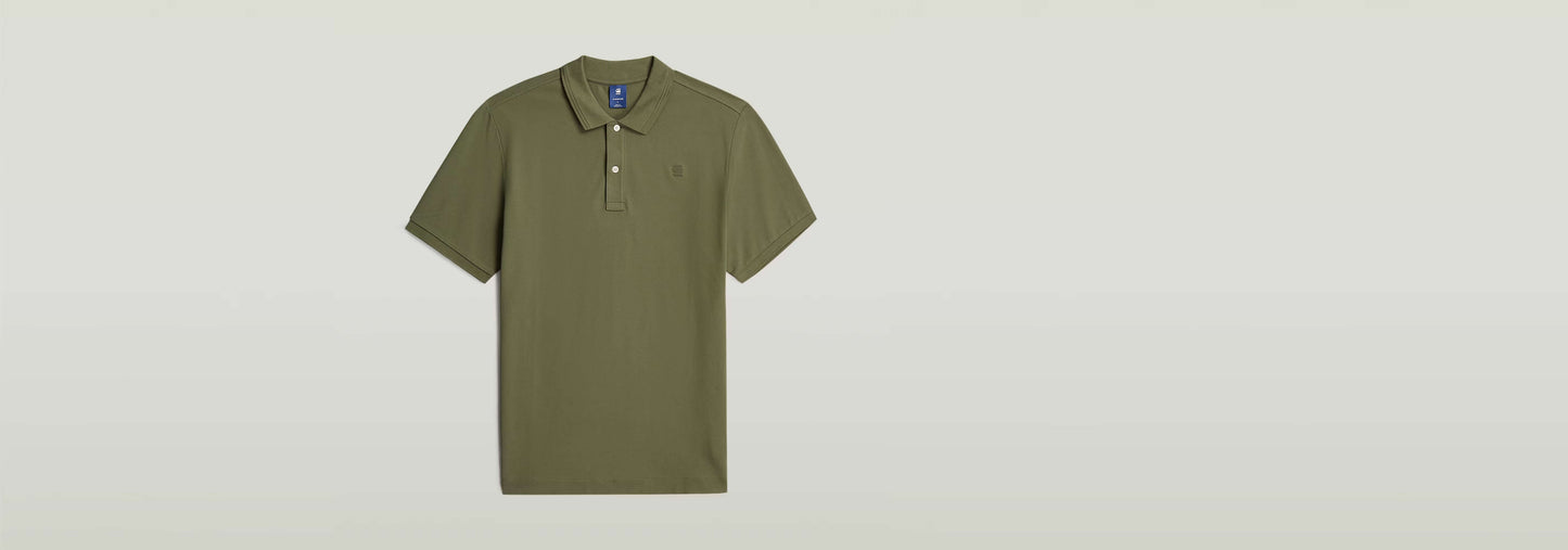 Polo Dunda Slim en color verde oliva, corte ajustado, 95% algodón ecológico y 5% elastano, cierre de botones.