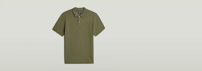 Polo Dunda Slim en color verde oliva, corte ajustado, 95% algodón ecológico y 5% elastano, cierre de botones.